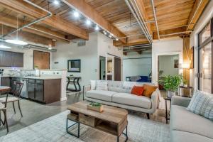 Downtown Dallas Condo - 2BR 1BA