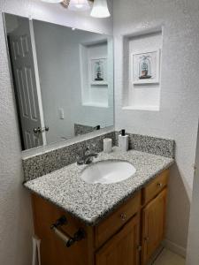 Lovely 1bed,1bath condo with free parking