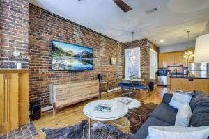 Stylish Dtwn Knoxville Condo with Rooftop Deck!