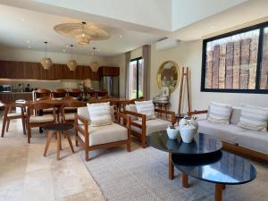 Casa LAAK, luxury villa, 5 br, 7 bt, heated pool