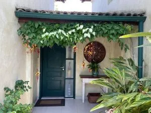 Casa charmosa em condomínio na Barra do Sahy - 巴拉-沙希