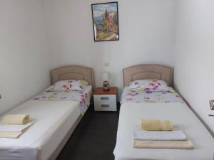 Apartments with parking space Postira, Brac - 2911