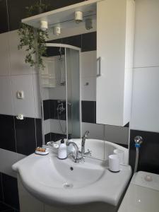 Apartments with parking space Postira, Brac - 2911