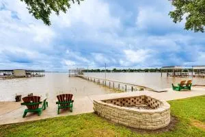 Private Dock and Deck Eagle Mountain Lake Retreat! - Center Point