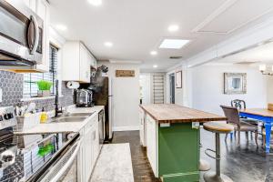 Private Dock and Deck Eagle Mountain Lake Retreat!