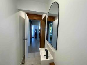 Bilinga Beachfront Apartment- direct ocean access