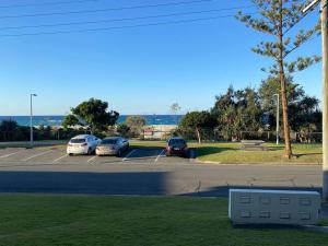 Bilinga Beachfront Apartment- direct ocean access