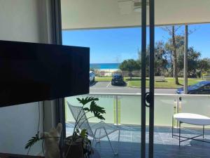 Bilinga Beachfront Apartment- direct ocean access