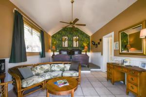Deluxe Suite with Sea View (Pet Friendly) room in Sea Breeze Manor Inn