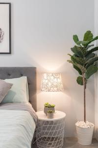 Homely Double Room - AC - 1Min Walk to Central - Close to Darling Harbour Chinatown CBD - Shared Bathroom