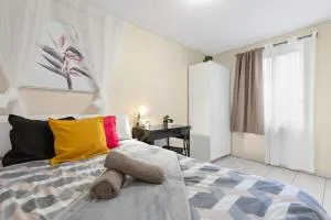 Bright Private Room - Nearby CBD UTS USYD - Seconds to Famous Eateries - Shared Bathroom - Sydney