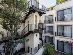 Luxury 2BR Condo AC Near Rosewood - 3 min walk