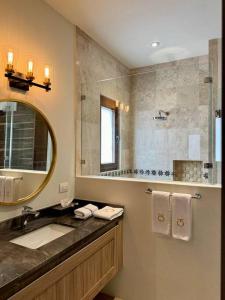 Luxury 2BR Condo AC Near Rosewood - 3 min walk