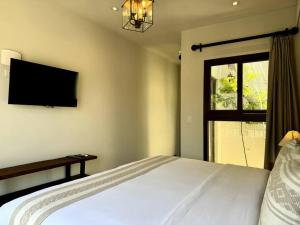 Luxury 2BR Condo AC Near Rosewood - 3 min walk