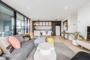 VAQUAY Belladonna In Abbotsford