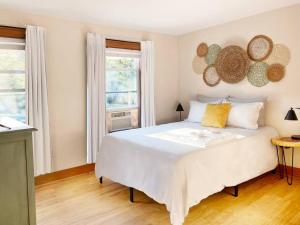 Cozy 3 Bedroom Getaway with Hot Tub