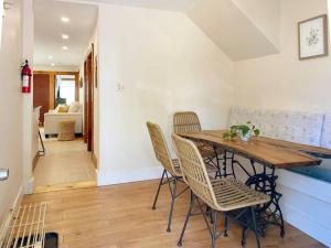 Cozy 3 Bedroom Getaway with Hot Tub