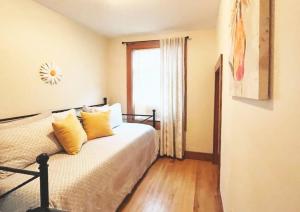 Cozy 3 Bedroom Getaway with Hot Tub