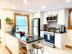 Cozy 3 Bedroom Getaway with Hot Tub