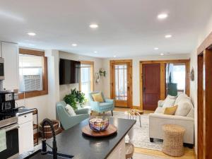 Cozy 3 Bedroom Getaway with Hot Tub