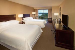 Guest room, 2 Double room in Sheraton Louisville Riverside Hotel