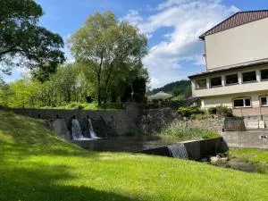 瀑布度假村 - 米德兹布德茨比艾斯科