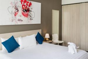 Premium PH w Private Pool near 5th Ave.