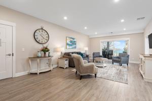 Luxury Downtown 2BDR Lake View Penthouse Condo steps to Beach 304E