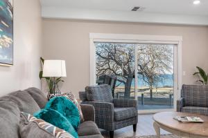 Luxury Downtown 2BDR Lake View Penthouse Condo steps to Beach 304E