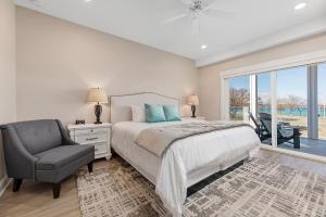Luxury Downtown 3BDR Lake View 2nd Floor Condo on West Bay 201W