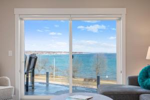 Luxury Downtown 2BDR Lake View Penthouse Condo steps to Beach 403E
