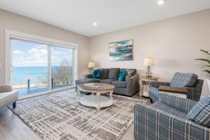 Luxury Downtown 2BDR Lake View Penthouse Condo steps to Beach 403E