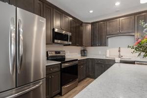 Luxury Downtown 2BDR Lake View Penthouse Condo steps to Beach 403E