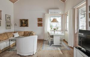 Amazing Home In Hammarö With Lake View