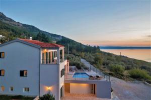 Villa Magico with pool and fantastic seaview 