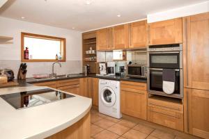 Light & Open Victorian Home Close to City Centre