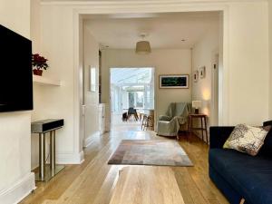 Light & Open Victorian Home Close to City Centre