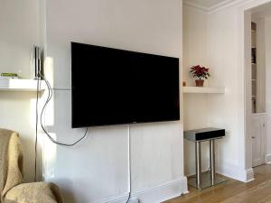 Light & Open Victorian Home Close to City Centre