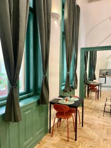 Green Mirror Apartment