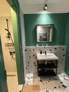 Green Mirror Apartment