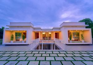 Glen Castle Vagamon Pool Resort by VOYE HOMES