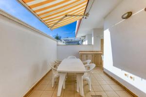 Appartamento climatizzato con patio esterno privato a 150 m dal mare