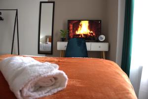 NEW LISTING SALE! Town Centre 2-Bed Spacious Apartment Train Station WIFI