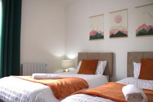 NEW LISTING SALE! Town Centre 2-Bed Spacious Apartment Train Station WIFI