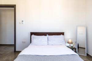 Maryams 2-BR Apt Facing Larnaca Harbor With Pool