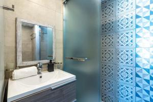 Maryams 2-BR Apt Facing Larnaca Harbor With Pool