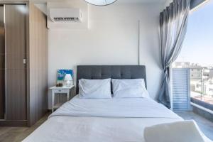 Maryams 2-BR Apt Facing Larnaca Harbor W Pool