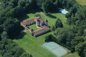 Manoir du 17e siècle, parc, piscine chauffée et tennis privé - Razac-sur-lʼIsle