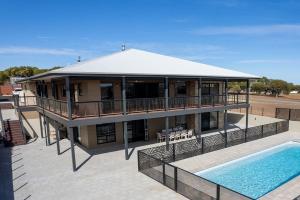 The Lux Country Retreat - large swimming pool - immaculate views and stylish comfort!