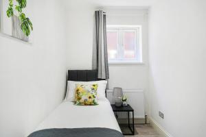 COZY 6-Bed Home in Reading, Close to University, Attractions, Train Station with Garden, Parking & WiFi